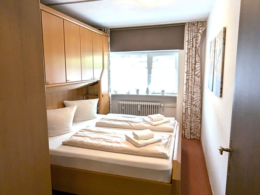 Erstes Schlafzimmer mit Doppelbett