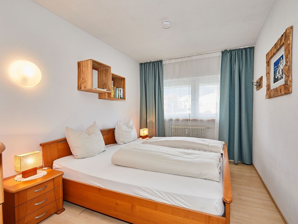 Erstes Schlafzimmer mit Doppelbett