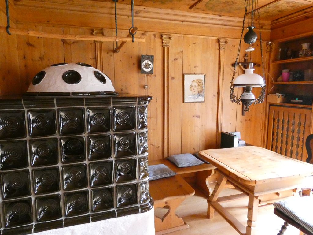 Kachelofen mit Sitzecke