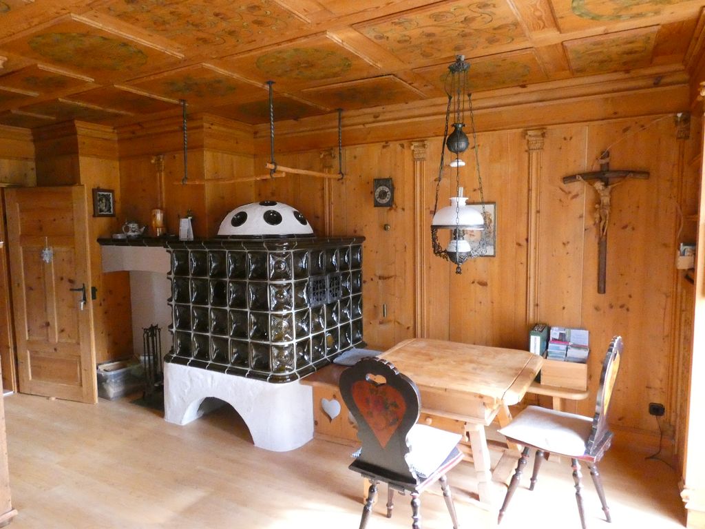 Kachelofen mit Sitzecke