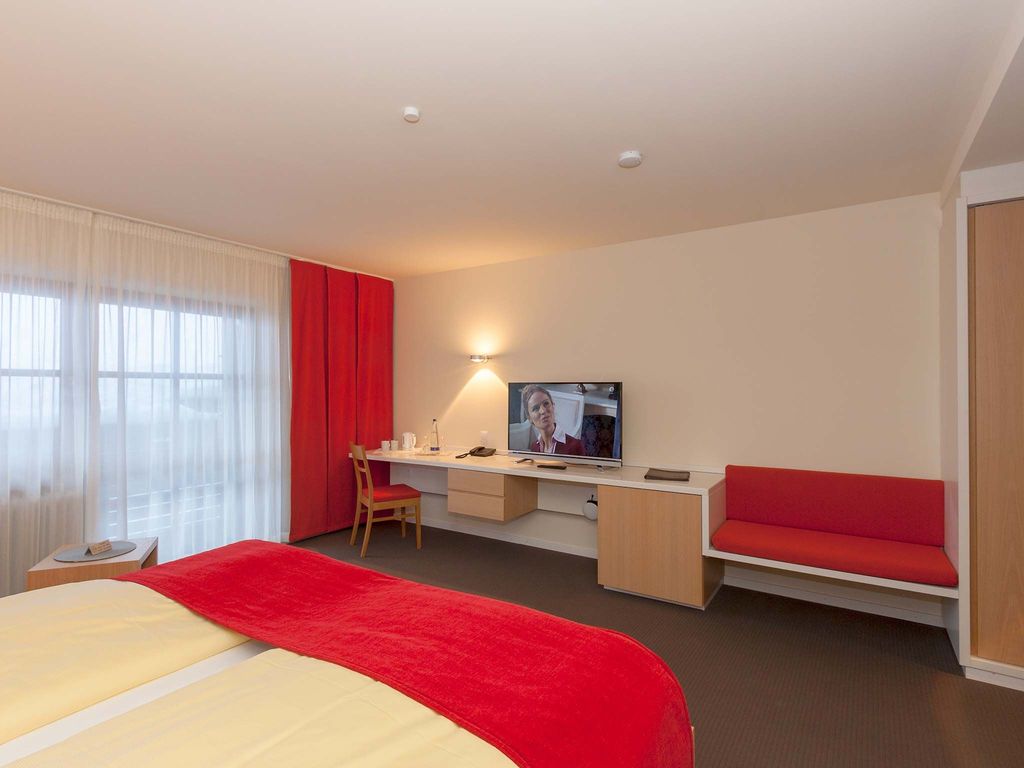 Budget Doppelzimmer mit Balkon - Doppelbett mit TV
