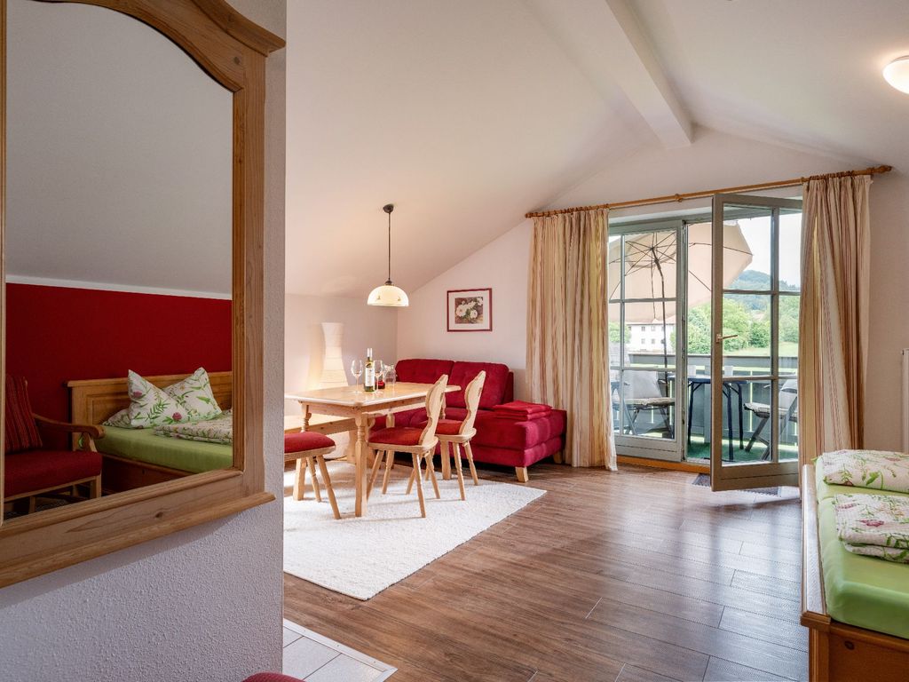 Blick in den Wohn- und Schlafbereich mit Zugang zum Balkon
