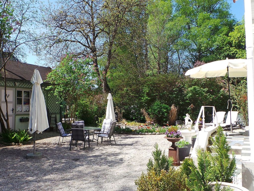 Gartenbereich mit Nebengebäude