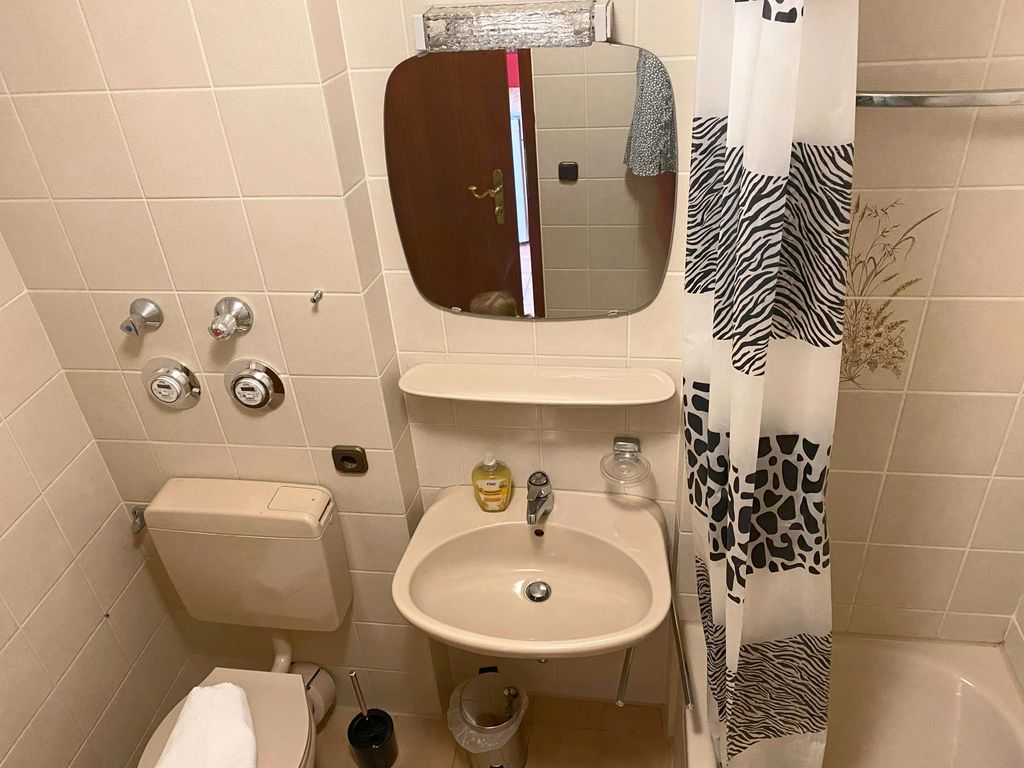 Badezimmer Dusch-/Badewanne und WC