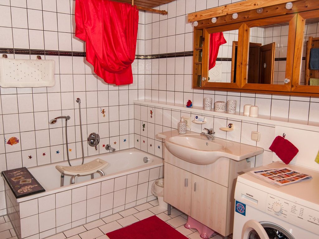 Bad mit Wanne, Dusche, WC