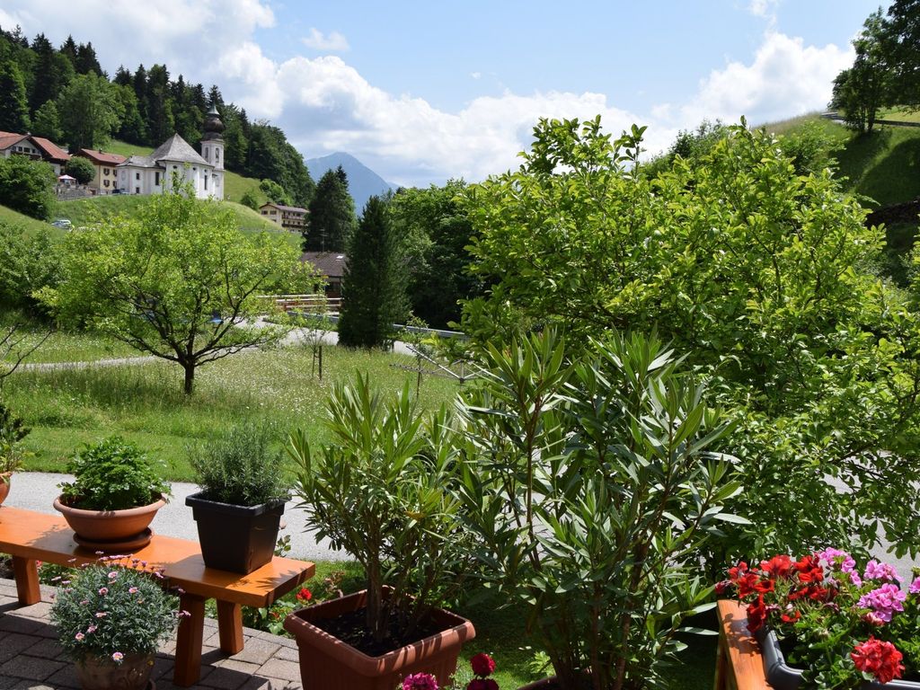 Sommer Sicht auf Kirche Maria Gern und Jenner