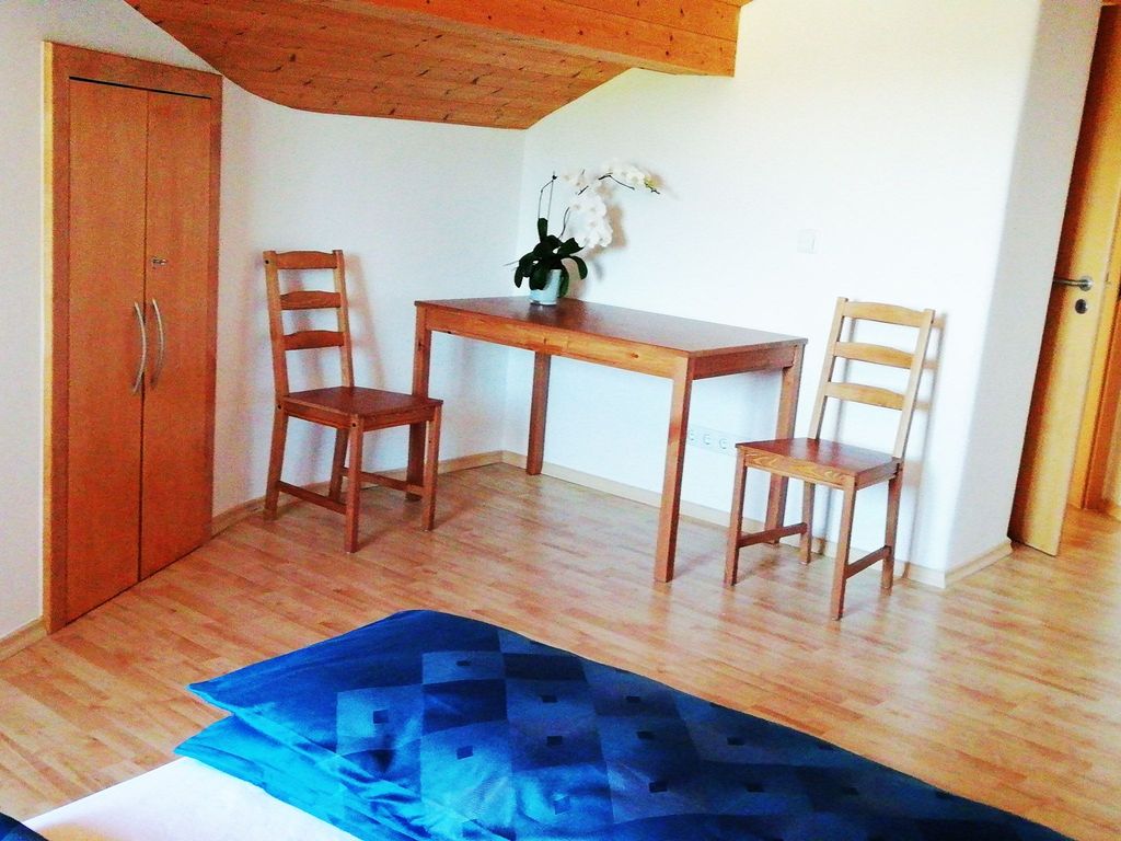 Tisch und Stühle im Schlafzimmer "Marktblick"