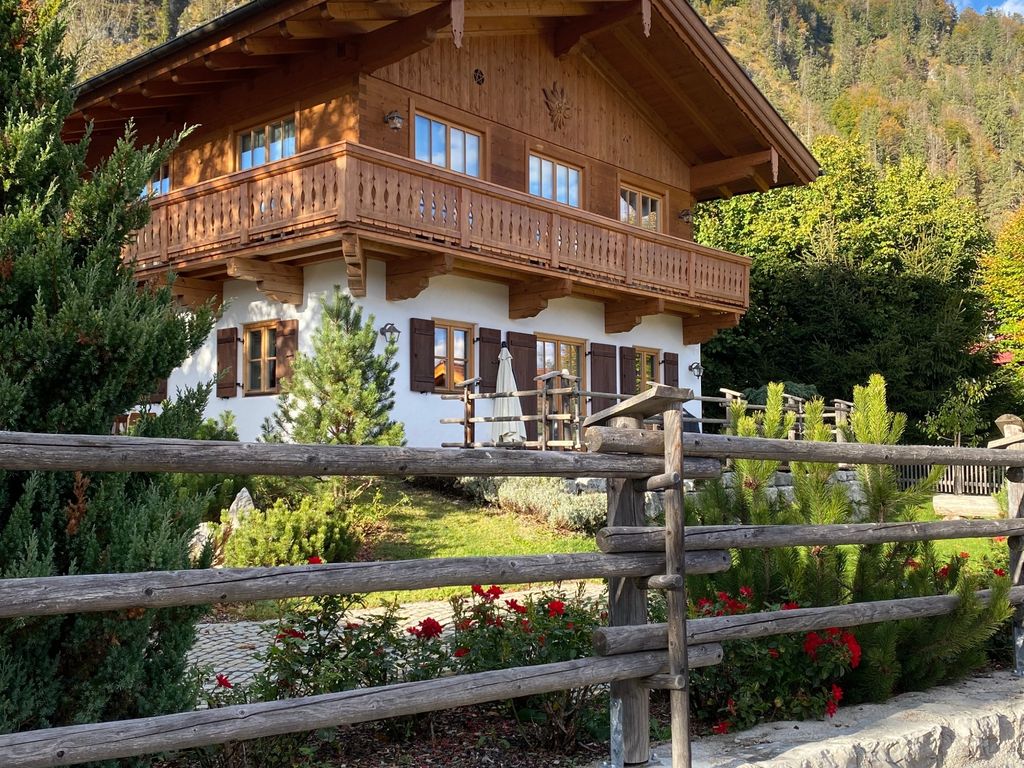 Das Chalet unter weissblauem Himmel