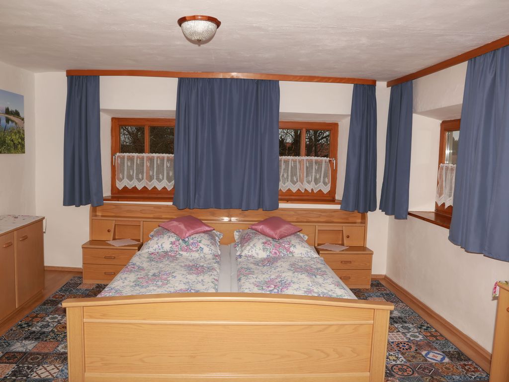 Schlafzimmer 1