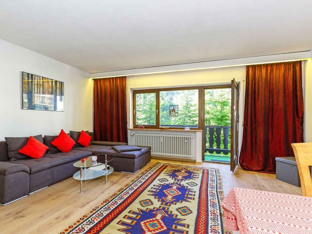 Wohnbereich mit Couchgarnitur = Couchbett