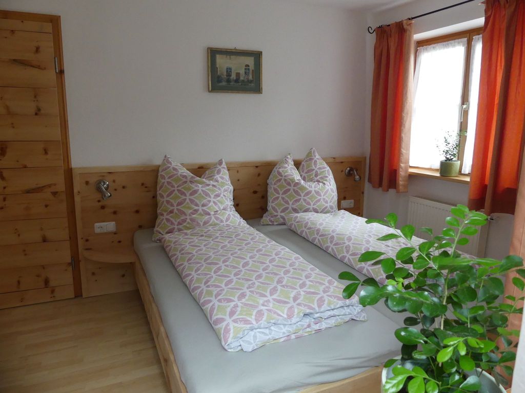 Im hellen und gemütlich eingerichteten Schlafzimmer mit Doppelbett warten schöne Urlaubsträume!