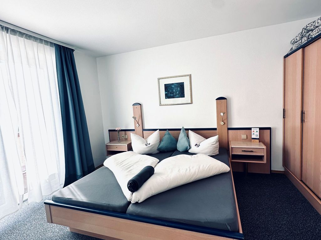 Schlafzimmer mit Kleiderschrank