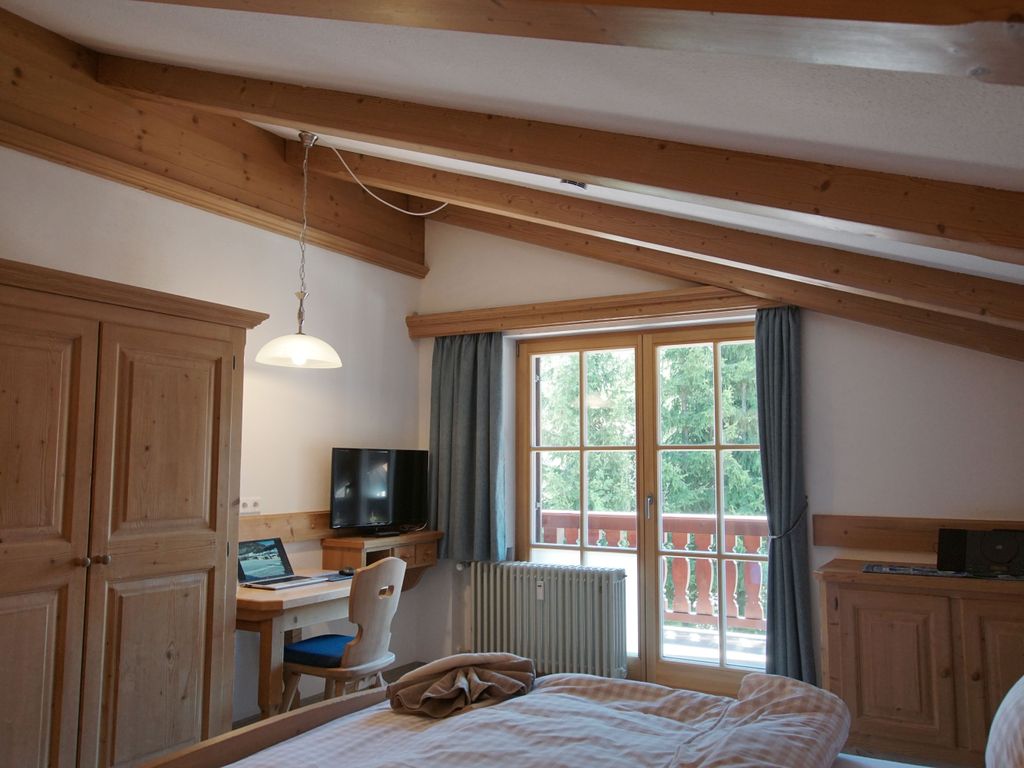 Schlafzimmer mit Fernsehecke
