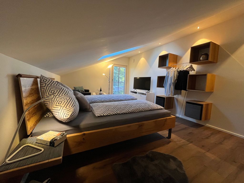 Schlafzimmer mit Sofaecke & TV