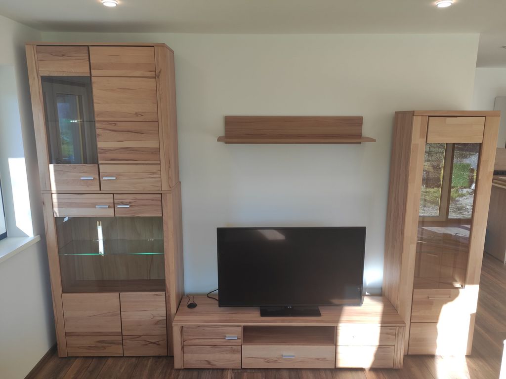 Moderne Wohnwand in Kernbuche mit 49" TV