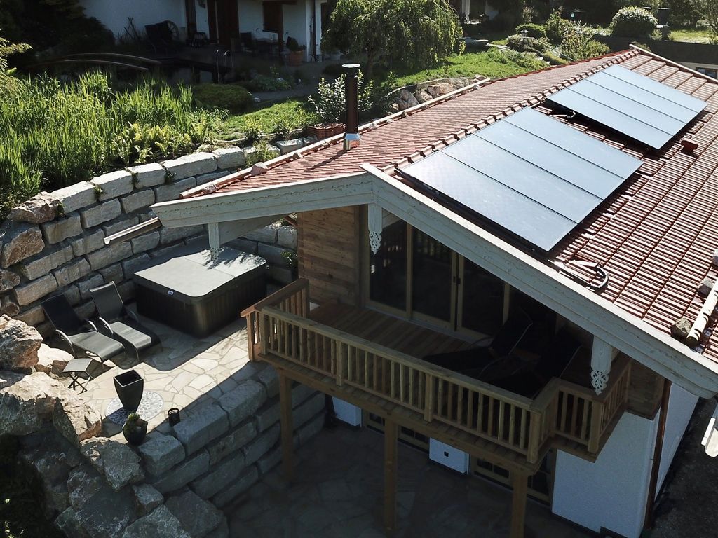 Chalet BERGSUCHT- Blick auf Chalet und Whirlpool
