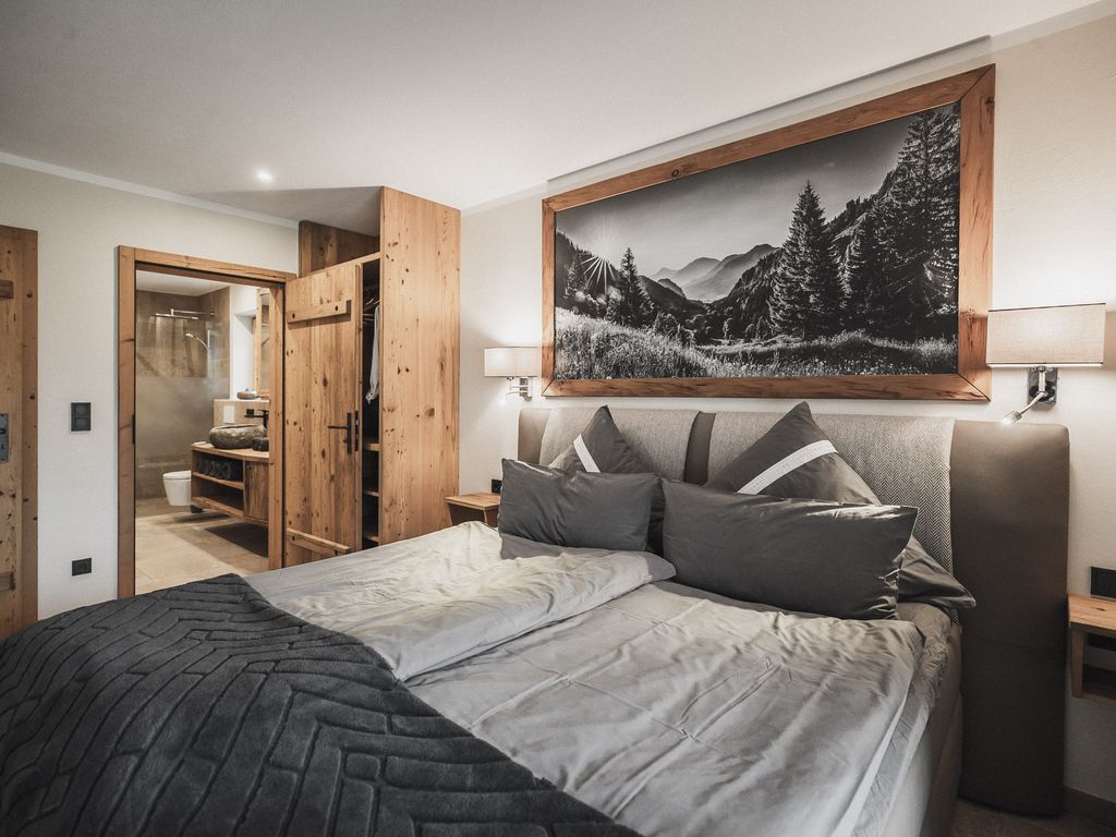 Chalet BERGSUCHT - Schlafzimmer mit Blick ins en suite Duschbad