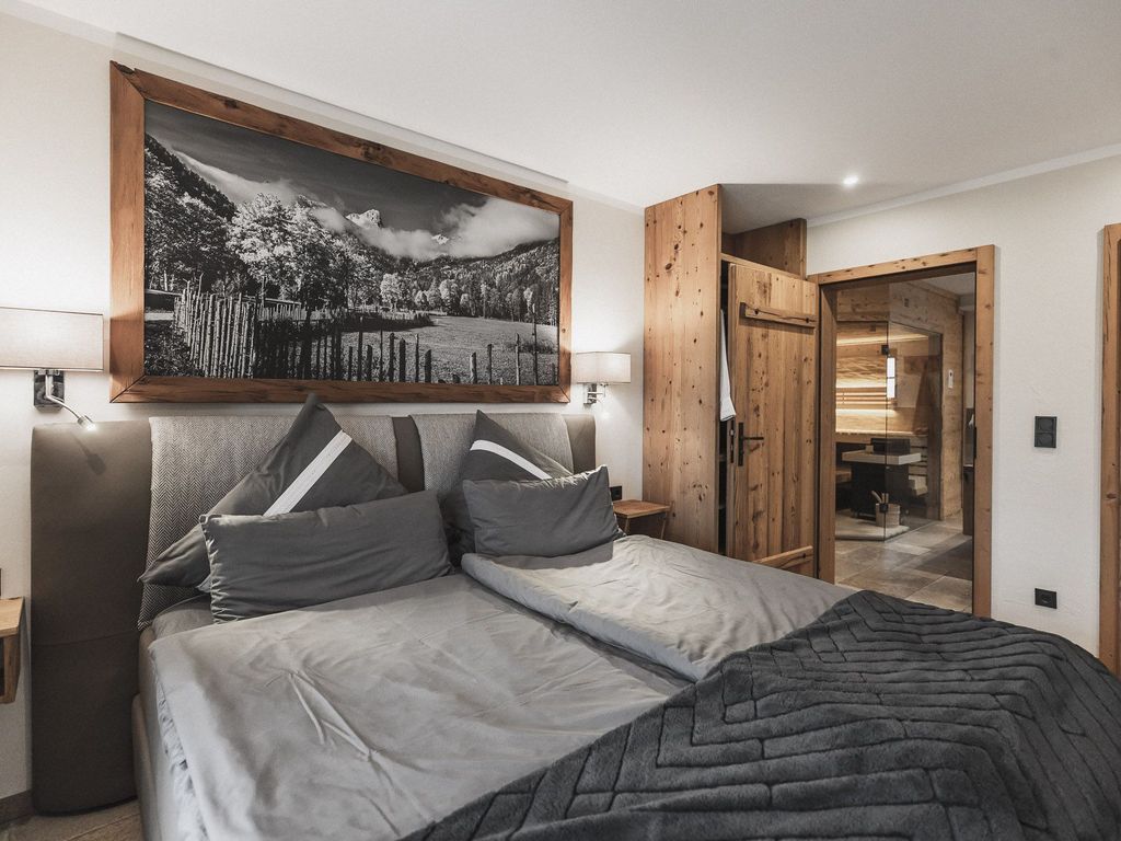 Chalet BERGSUCHT- Schlafzimmer mit Blick in das en suite Saunabad