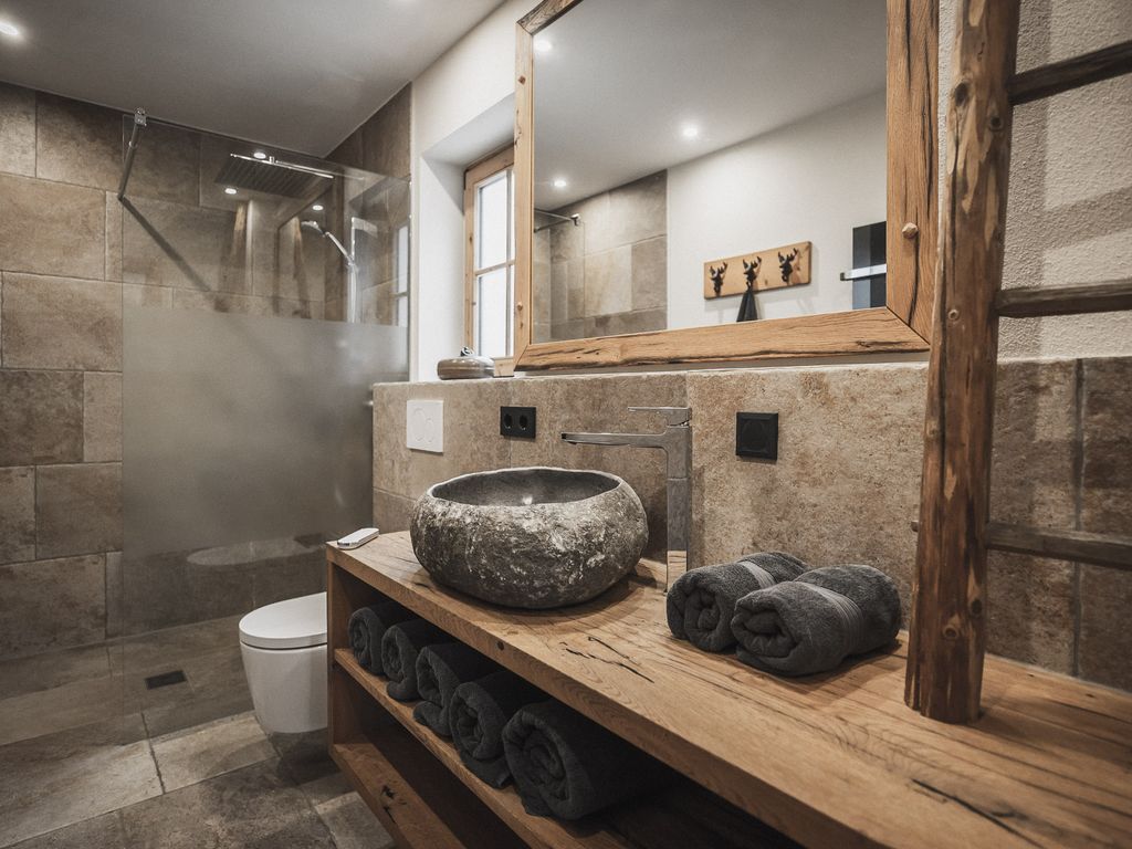 Chalet BERGSUCHT Duschbad mit hochwertiger Einrichtung und Bidet-Toilette