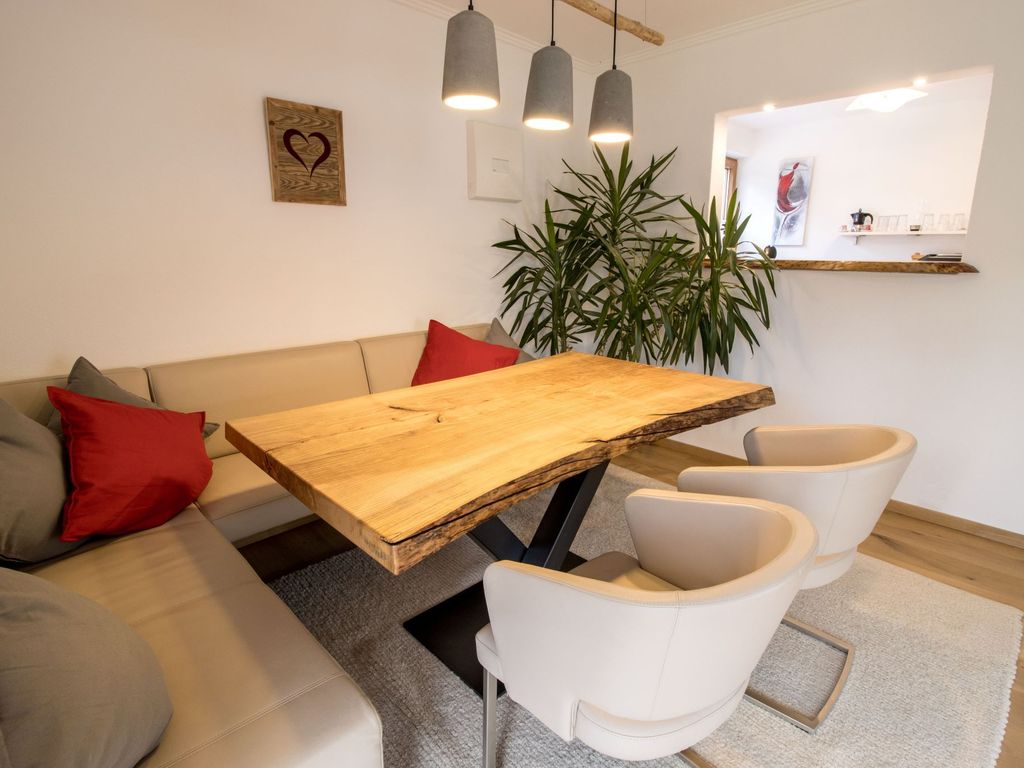 Esszimmer mit Durchreiche zur Küche