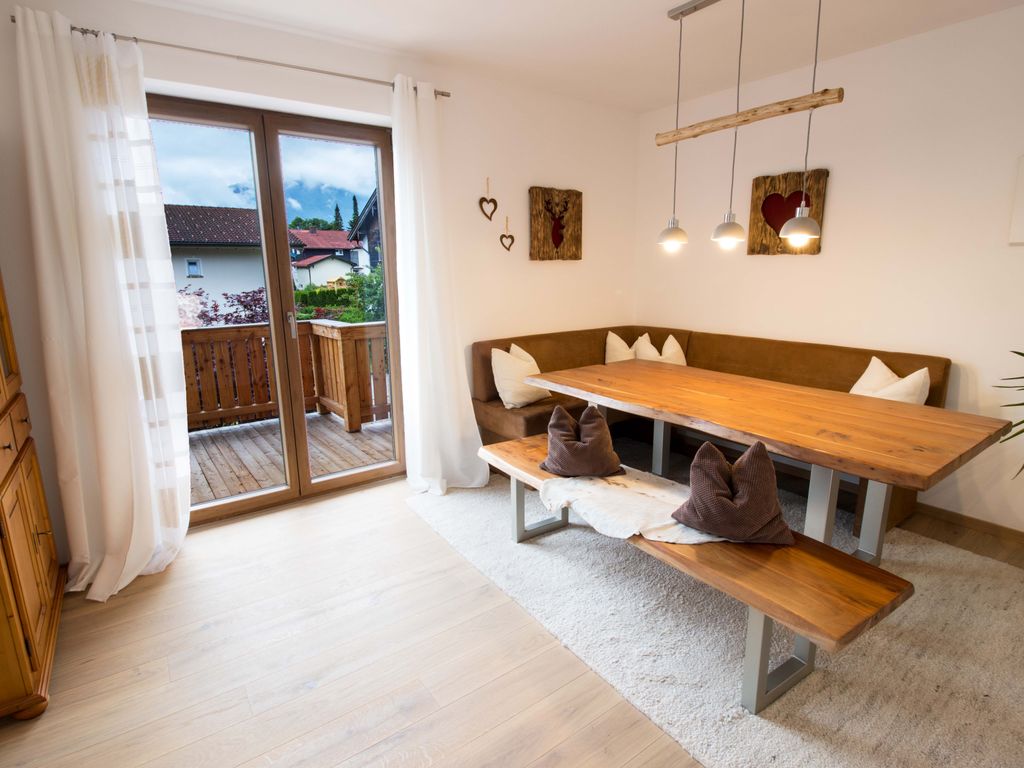 Esszimmer mit Balkonzugang