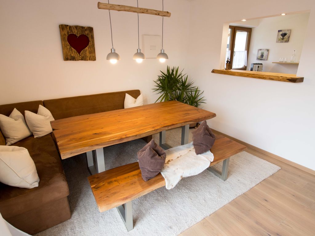 Gemütlich Eckbank mit urigen Tisch und Durchreiche