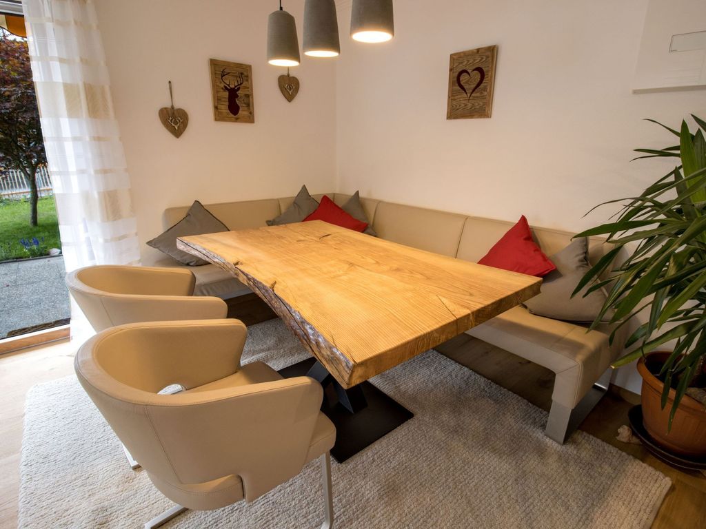 Esszimmer mit Ledereckbank und urigen Holztisch