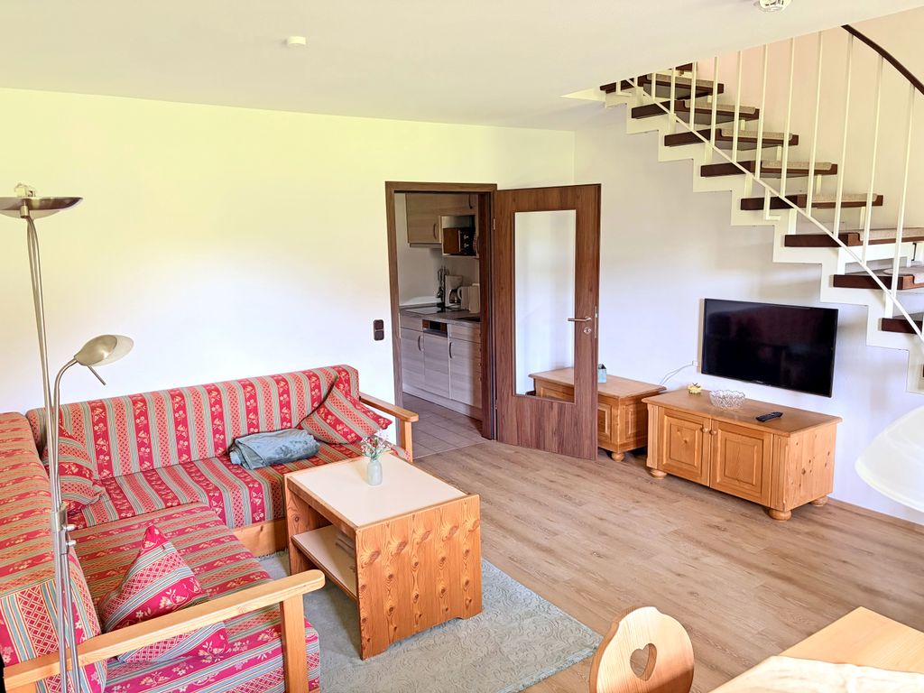 Wohnraum mit Treppe zum Schlafzimmer