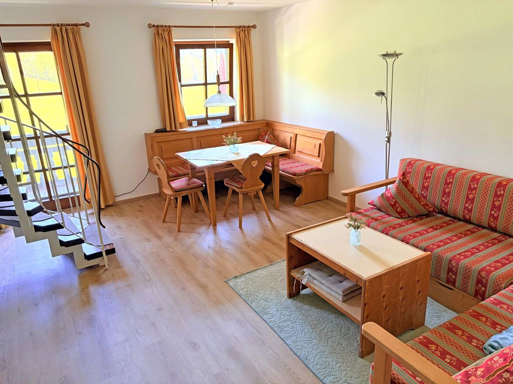 Wohnraum mit Treppe zum Schlafzimmer und Balkon