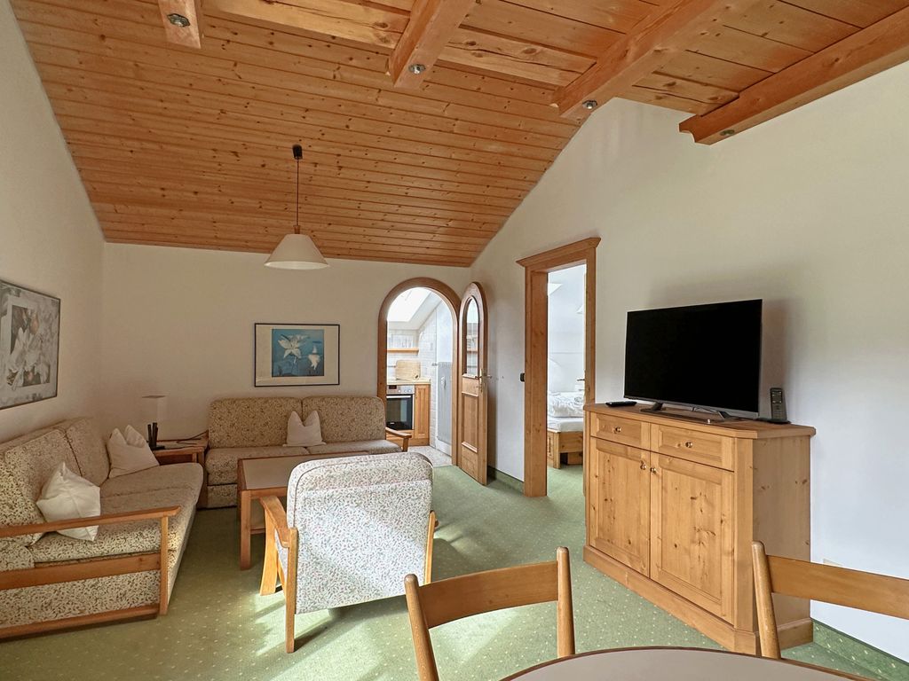 Wohnraum mit Blick Richtung Küche und Schlafzimmer