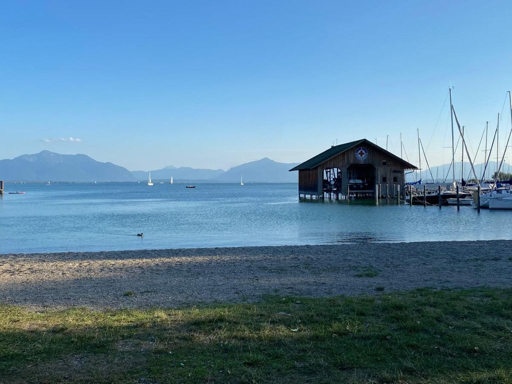Strand mit Blick auf die Dampferanlegestelle Seebruck - nur 50 m entfernt