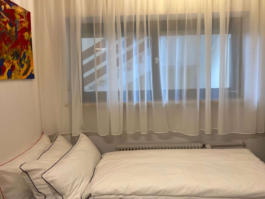 Ankleidezimmer mit Futonbett (falls getrenntes Schlafen erwünscht)
