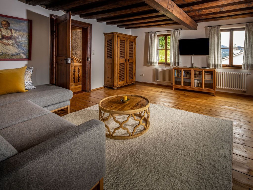 Großes Wohnzimmer mit Flatscreen-TV