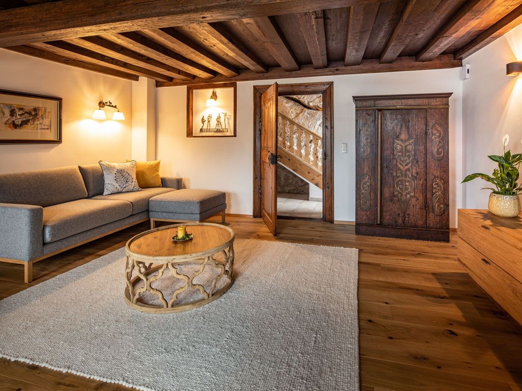 Wohnzimmer mit Blick zur Felswand