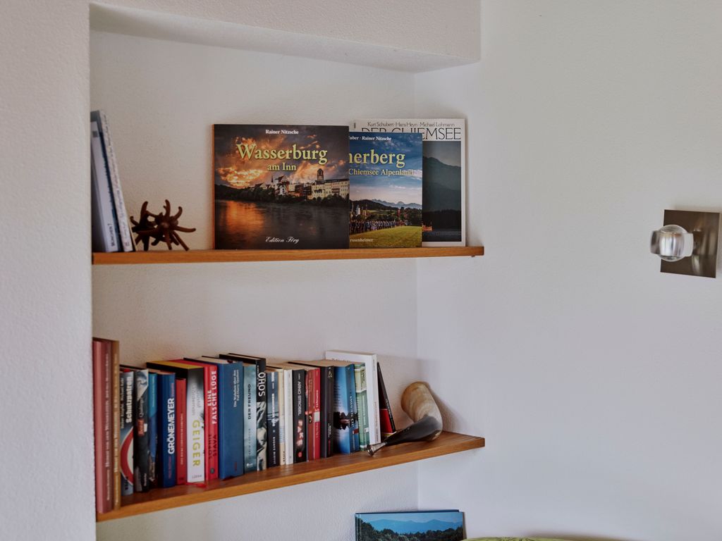 Bücherregal in der Leseecke