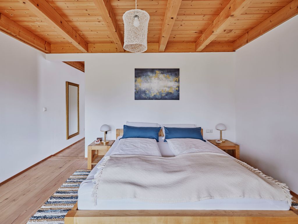 Schlafzimmer mit Doppelbett