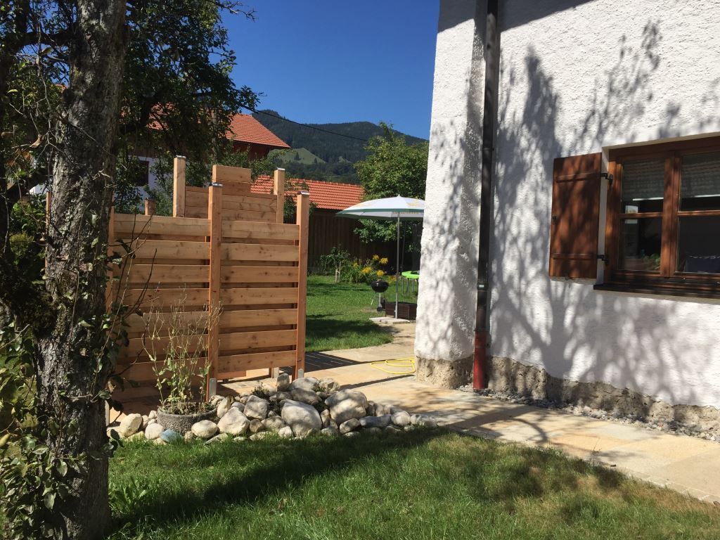 Bettinas Haus - Warmwasseraußendusche mit Weg zum Garten