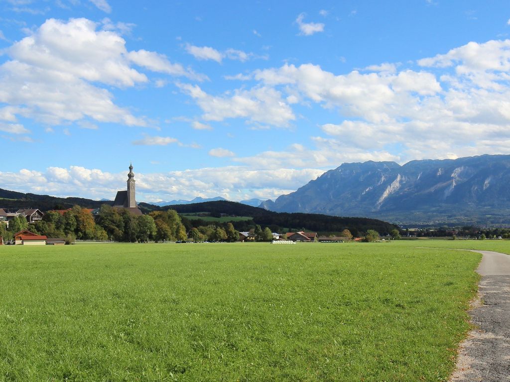 Anger im Hintergrund der Untersberg