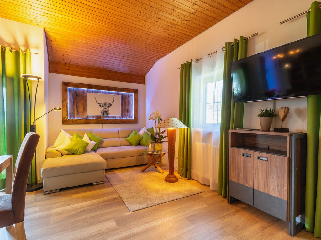 Gemütliche Sitzecke mit schwenkbarem 40" Flat TV