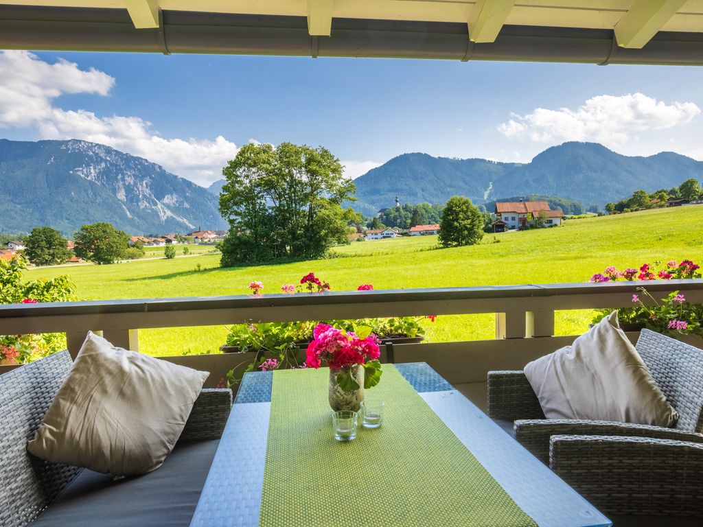 Aussicht vom eigenen Balkon auf die Ruhpoldinger  Berge im Sommer