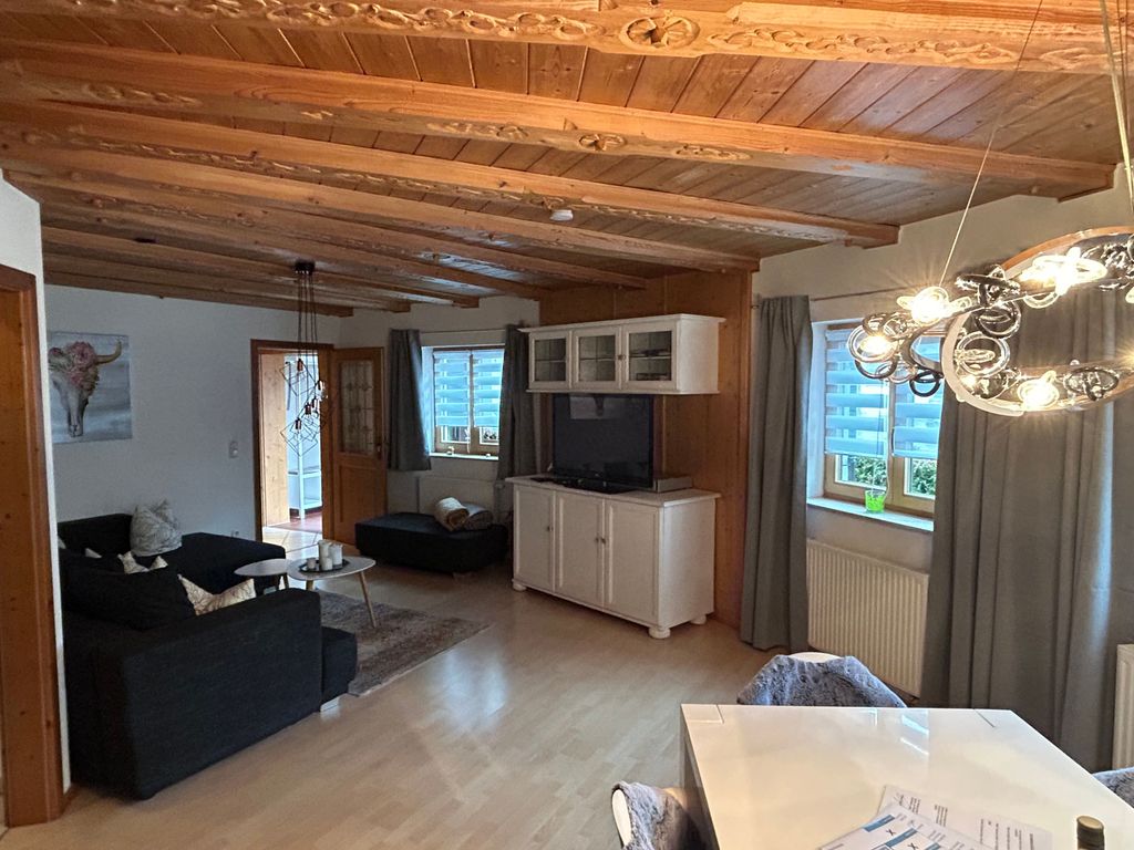 Wohnzimmer mit Fernseher