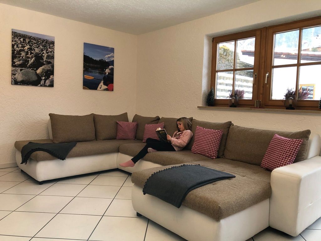 Gemütliche Sitzecke vor dem Kamin