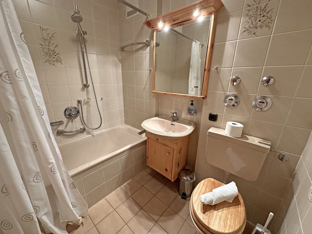 Badezimmer mit Badewanne und WC