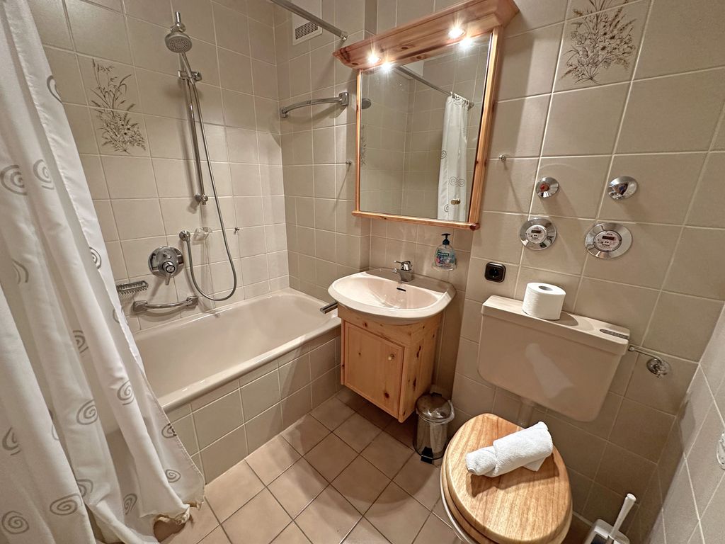 Badezimmer mit Badewanne und WC