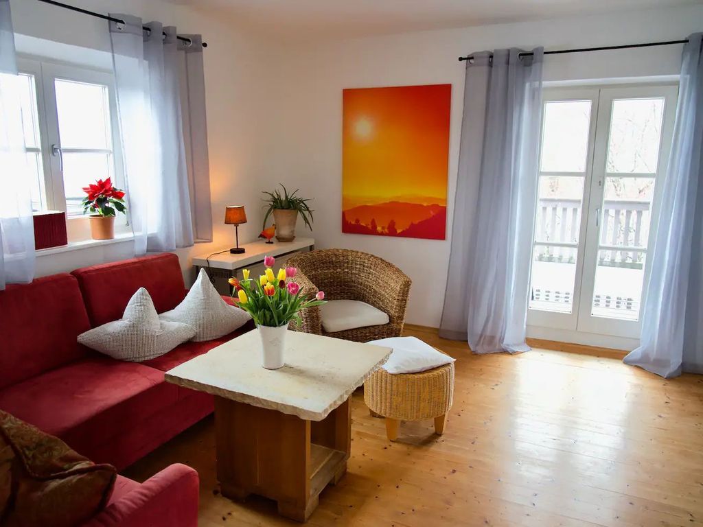 Wohnzimmer mit Balkontür