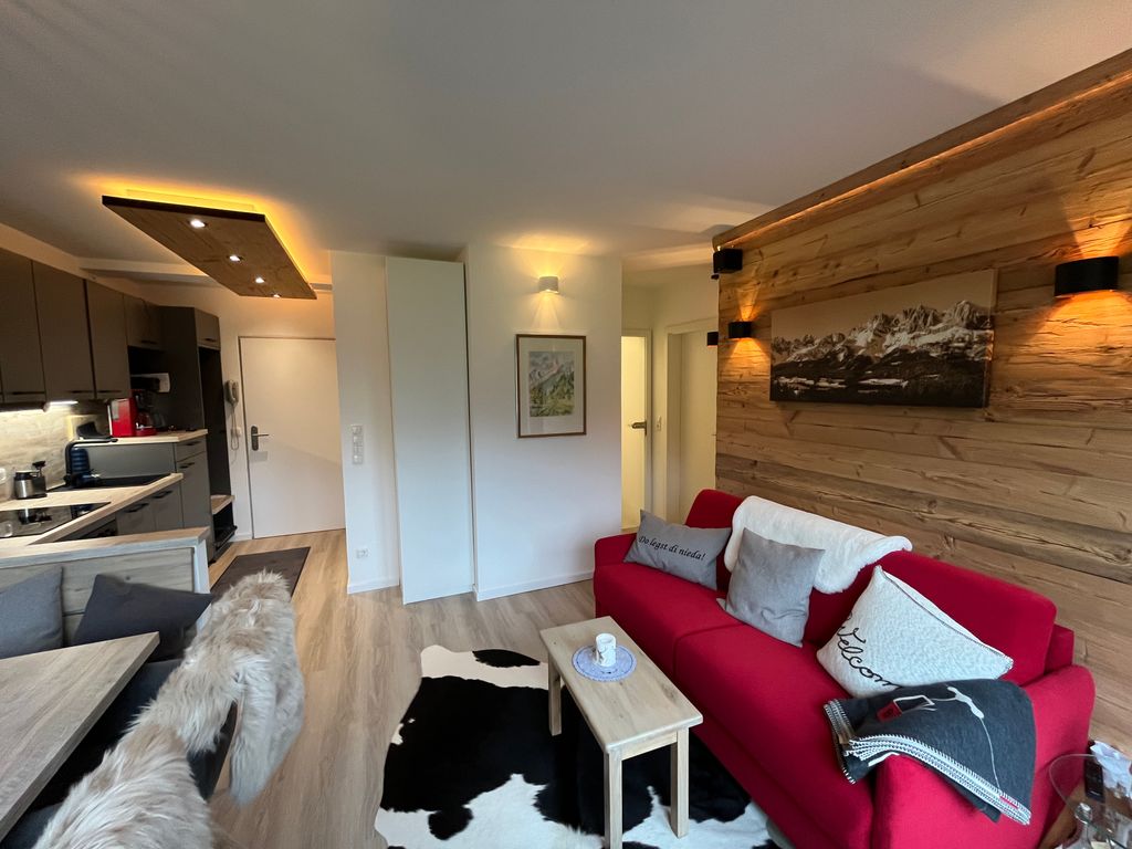 Wohnzimmer mit integrierter Küche, viel indirekte Beleuchtung