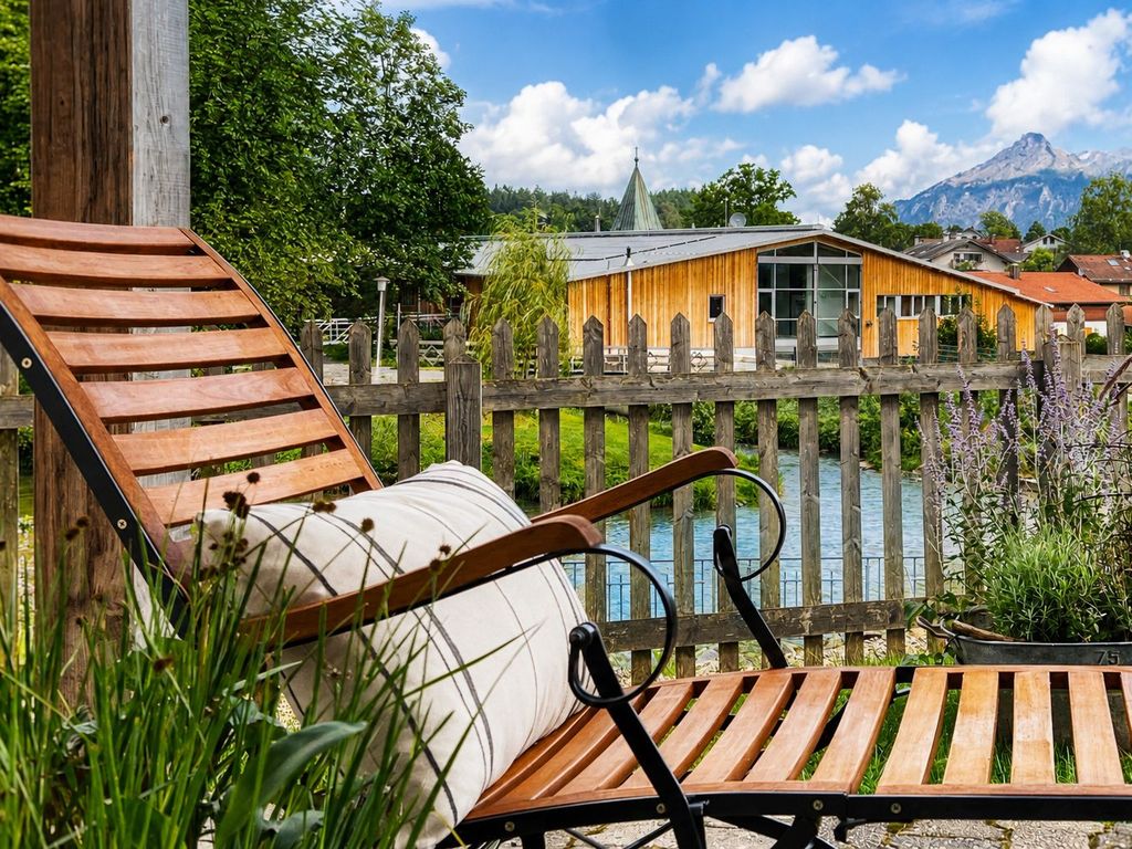 Genießen Sie auf der Terrasse das Plätschern des Baches und den Blick auf die umliegenden Gipfel