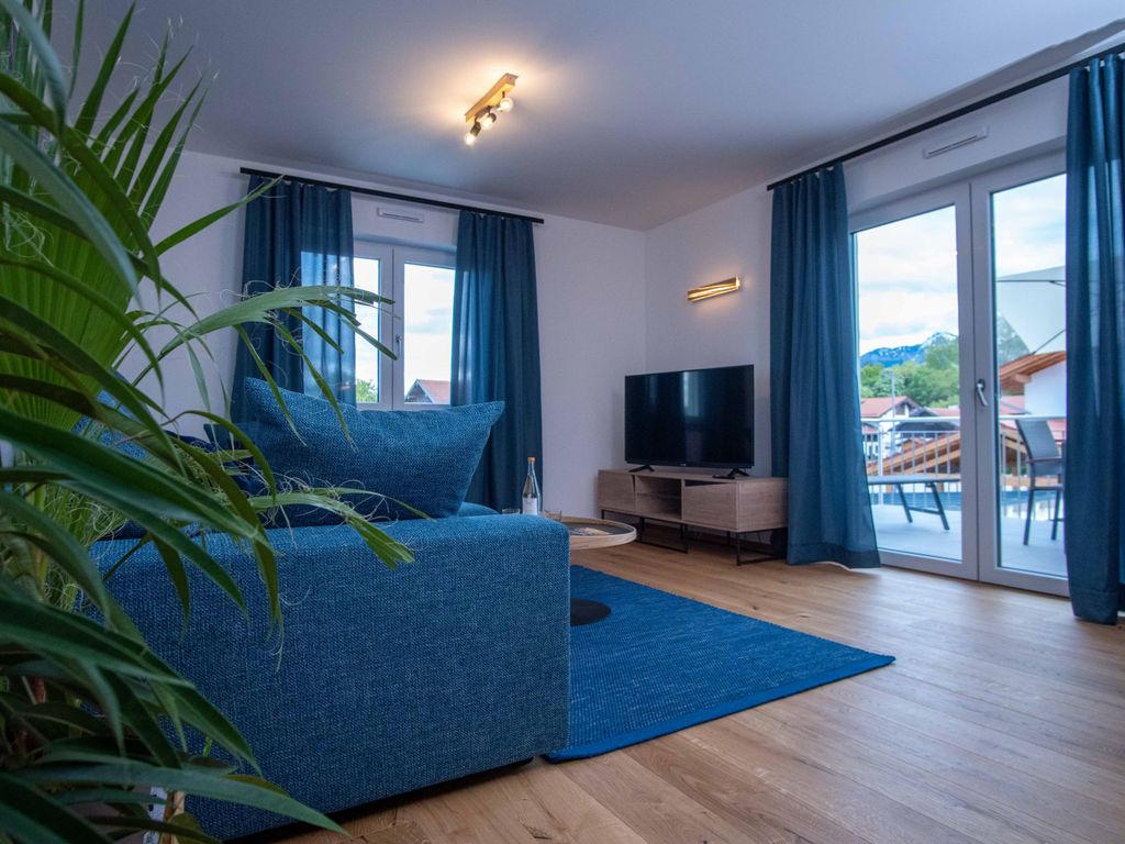Wohnzimmer mit Sicht auf den Balkon