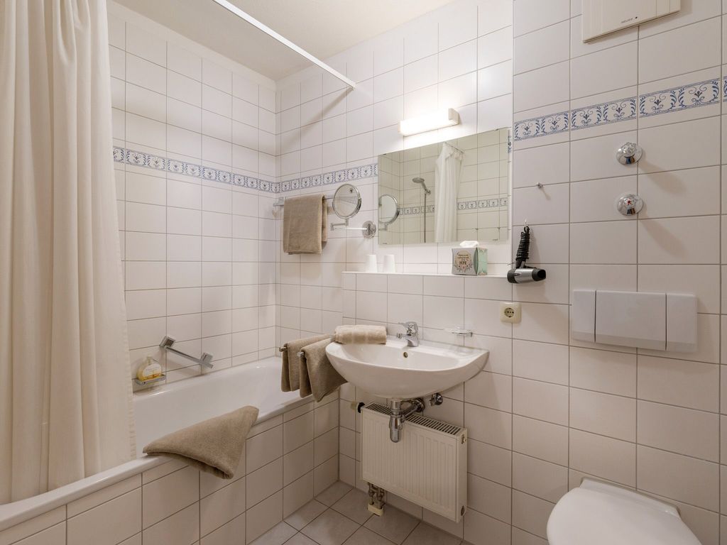 Bad mit Badewanne und WC