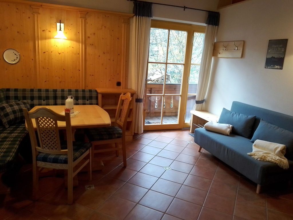 Das Wohnzimmer mit Eckbank und Sofa